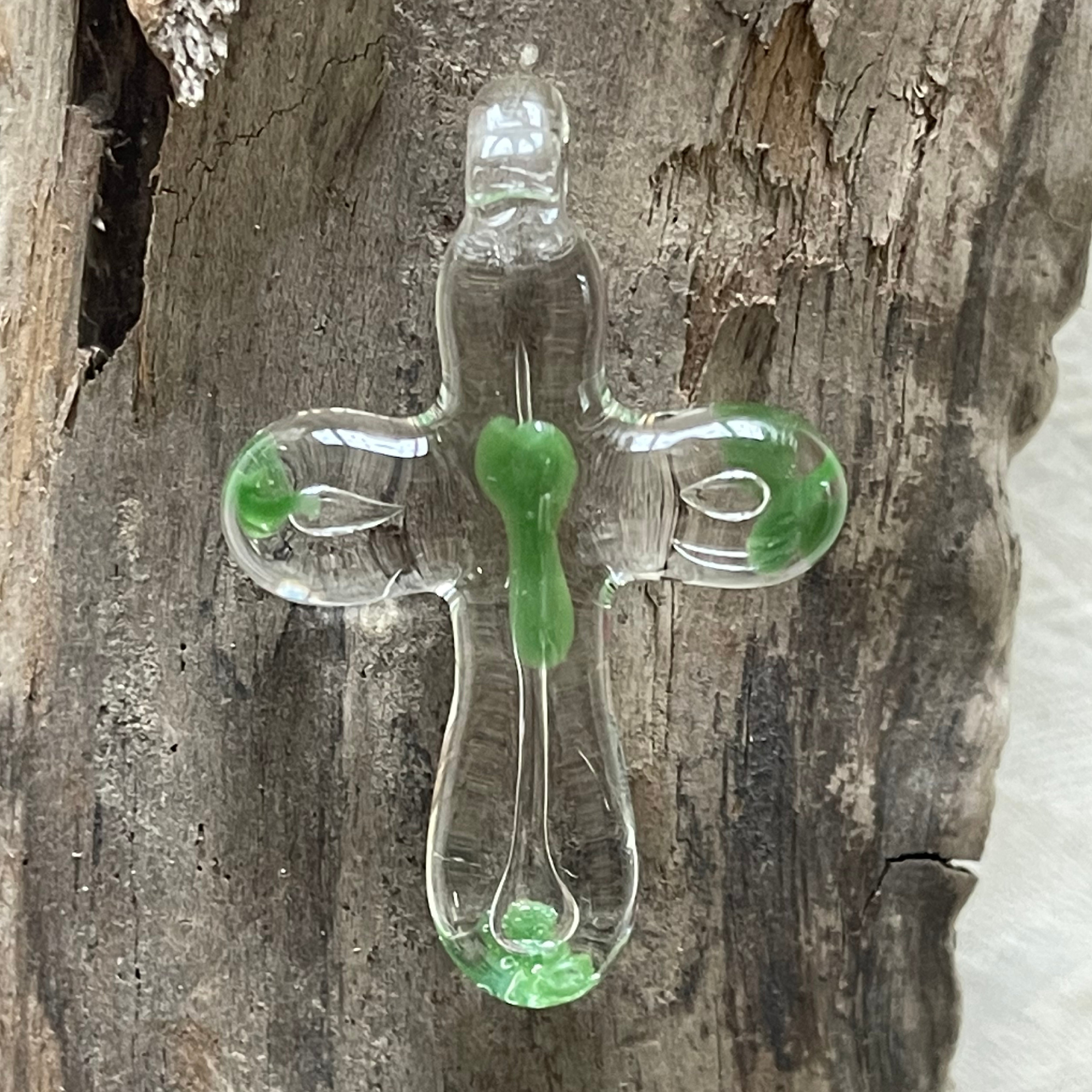 Glaskreuz mit Farbe - Bunter Glaskreuzschmuck – einzigartige